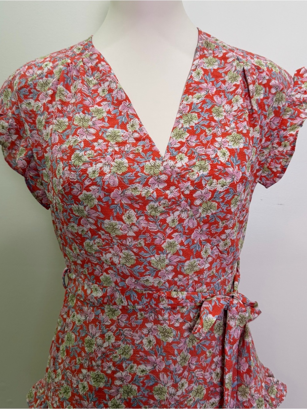 Monteau Los Angeles Red Floral V Neck Surplice Dress Size Small - Picture 2 of 9